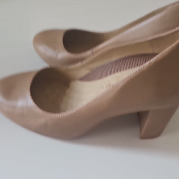 Walking Cradles Tan Chunky Heel Pumps - Picture 6 of 8